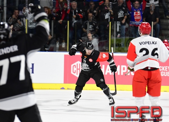 CHL-Eishockey_Nuernberg-Kralove-Torjubel-N-Brown-2371
