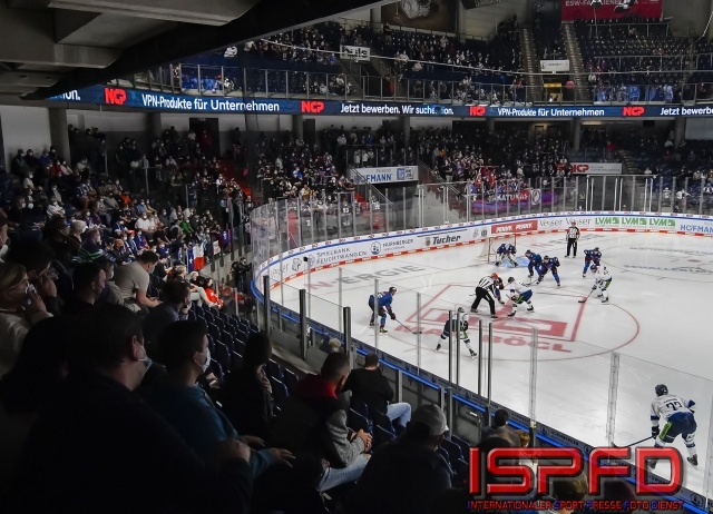 N-SR-4285-Eishockey-mit-Zuschauern